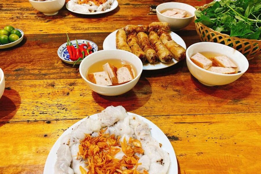 Hanoi: Walking Street Food Tour & Train Street w/Local Guide - Key points at a glance