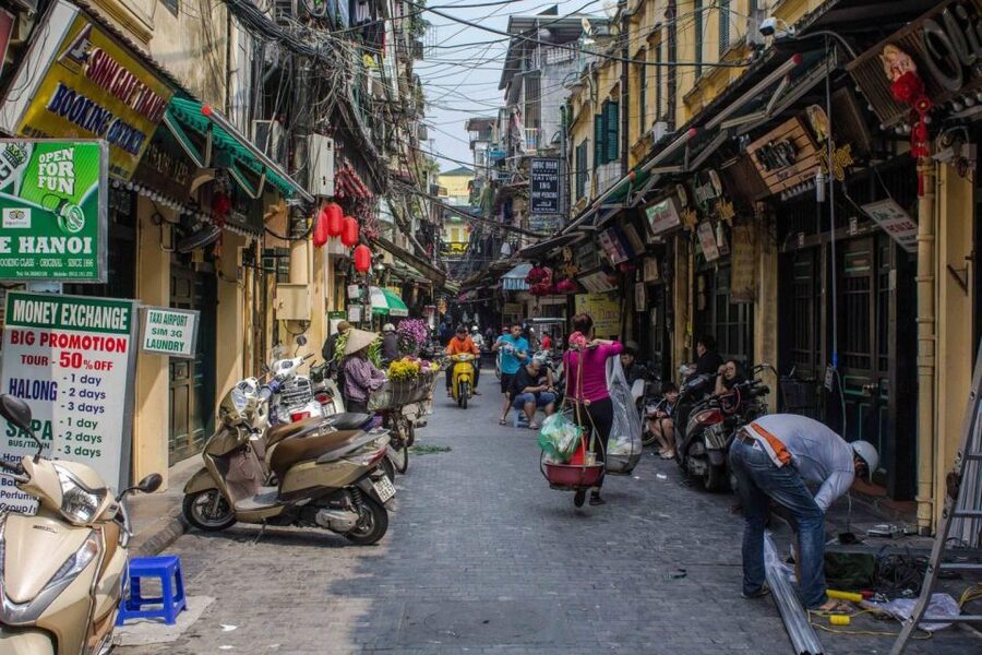 Hanoi: Walking Street Food Tour & Train Street w/Local Guide - Why this three-hour walk works well in Hanoi