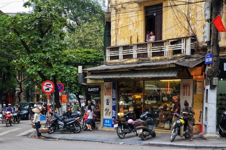 Hanoi: Walking Street Food Tour & Train Street w/Local Guide - Six or seven dishes, so pace yourself