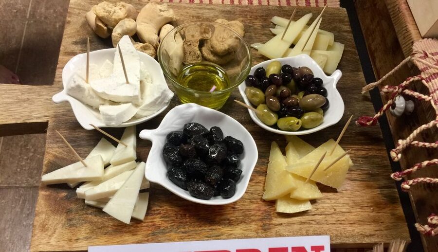 Heraklion: Food Tastings Walking Tour - Main course: Cretan meat or fried snails