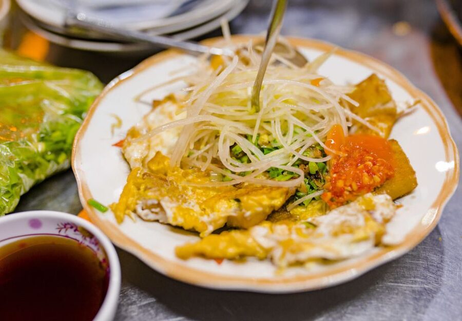 Ho Chi Minh City: Private Street Food Evening Walking Tour - The Night Flower Market and Dessert