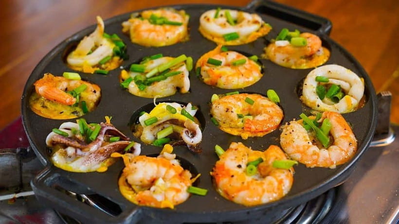 Ho Chi Minh City: Super Niche Walking Street Food Tour - Stop one: bánh cuốn and the first taste of Saigon
