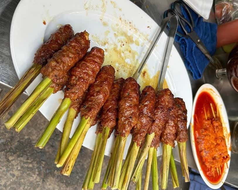 Ho Chi Minh City: Super Niche Walking Street Food Tour - The sweet stops: grilled banana and chè mâm