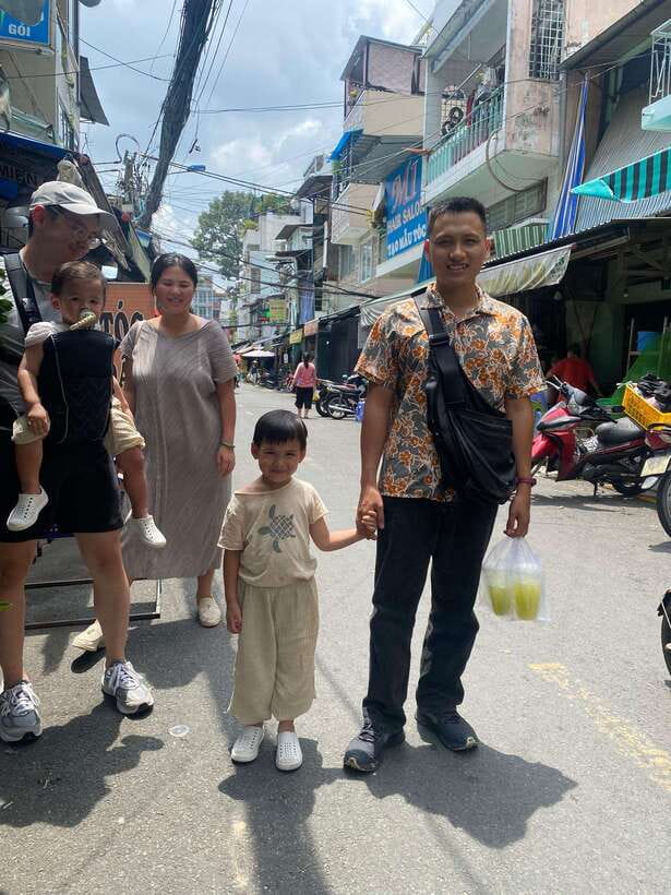 Ho Chi Minh City: Walking Food Tour with 13 Tastings - Walking distance, comfort, and practical details