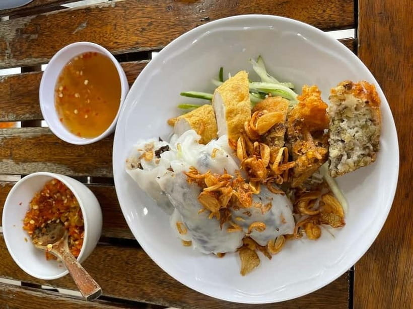 Ho Chi Minh: Original Walking Street Food Tour with Foodies - The famous dishes arrive later