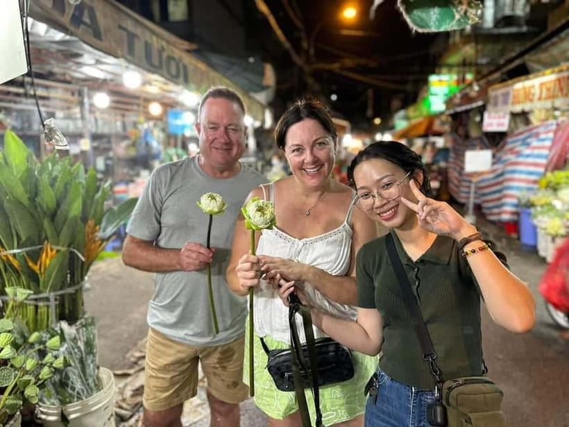 Ho Chi Minh: Street Food & Sightseeing Tour with Local Guide - Starting with a snack and a look at local cooking