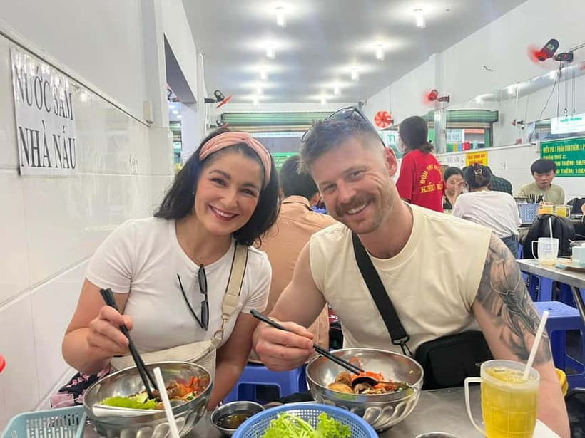 Ho Chi Minh: Street Food & Sightseeing Tour with Local Guide - Ho Thi Ky Food Street: an hour of savory tasting