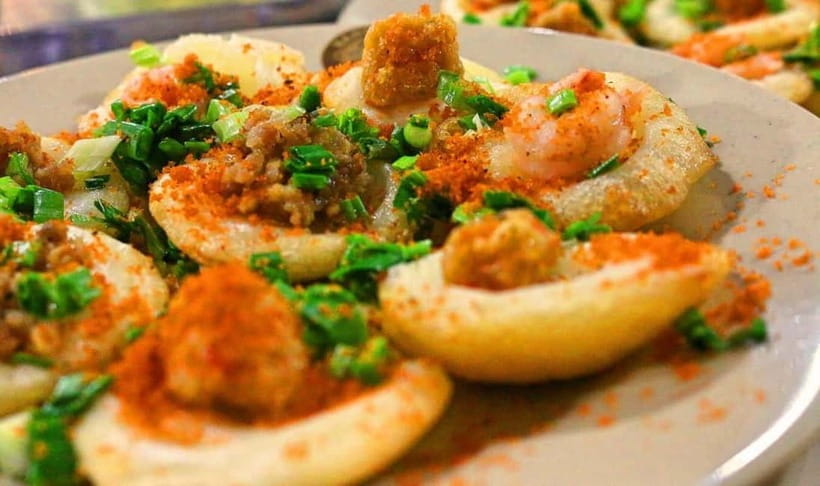 Ho Chi Minh: Street Food & Sightseeing Tour with Local Guide - Ending with a famous snack and dessert