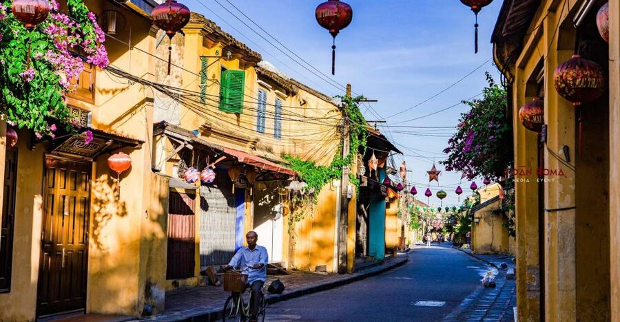 Hoi An: 2.5-Hour Street Food Tour - Banh mi, pancakes, and crisp bites