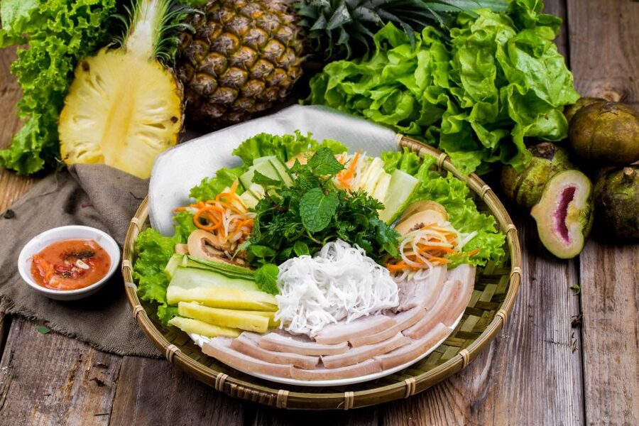 Hoi An: Evening Food Tour with 7 Tastings and Boat Trip - The guides add the context you cannot get from a menu