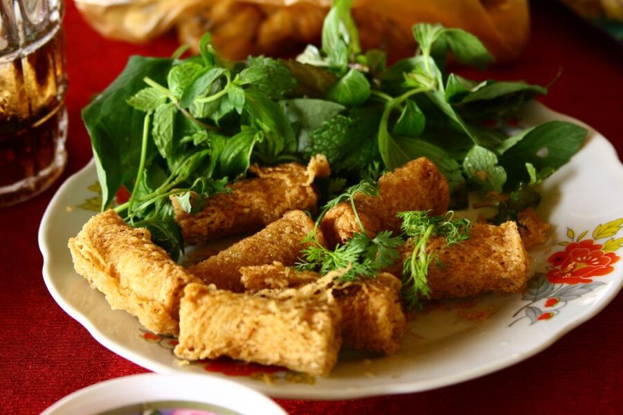 Hoi An: Evening Food Tour with 7 Tastings and Boat Trip - Seven dishes that make this more than a snack walk