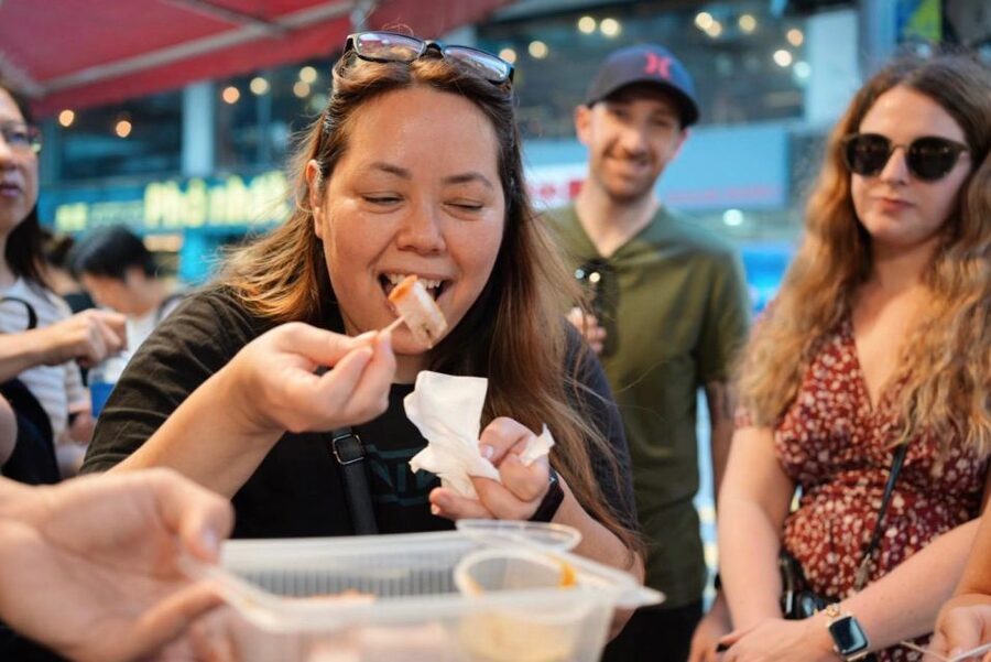 Hong Kong: Street Food Tour with Locals - Dim Sum and Wonton - What the guides add to the experience