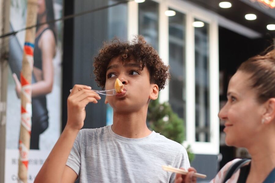 Hong Kong: Street Food Tour with Locals - Dim Sum and Wonton - Cha chaan teng classics, from silk-stocking tea to French toast
