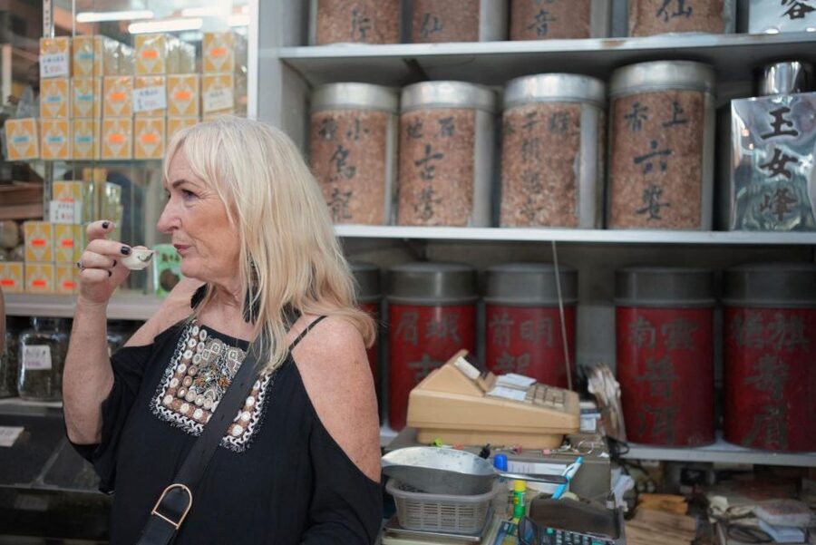 Hong Kong: Street Food Tour with Locals - Dim Sum and Wonton - Dim sum, roast meats, and the main savory stretch