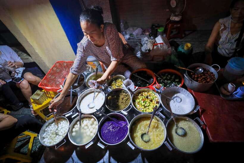 Hue: Guided Local Food Tour with Stories - A third taste at 9 Nguyen Du
