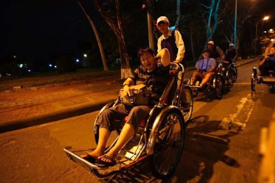 Hue: Night Street Food Tour by Cyclo with a Local Guide - Che Hue and the Ride Across Truong Tien Bridge