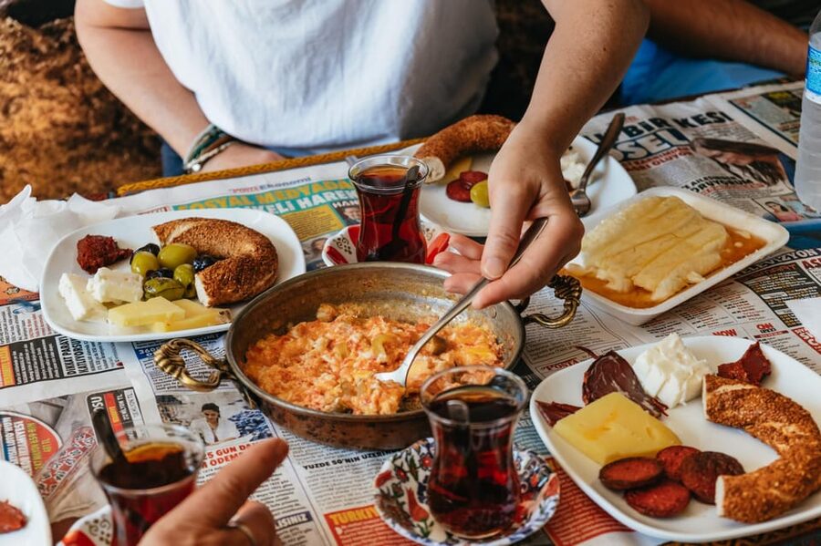 Istanbul: European and Asian Side Guided Foodie Walking Tour - From dolma and coffee to Turkish sweets