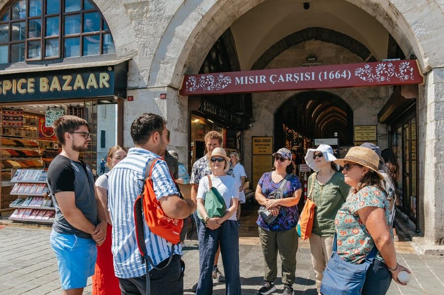 Istanbul: European and Asian Side Guided Foodie Walking Tour - How much food do you really get?