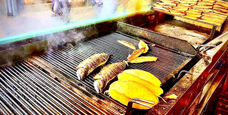 Istanbul: Guided Food Tour with Ferry Ride and Tastings - Guides, group size, and the feel of the day