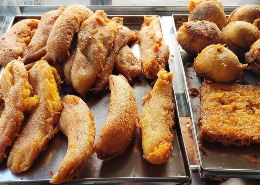 Kochi: Local Street Food Guided Walking Tour with Tastings - What the guides add to the experience