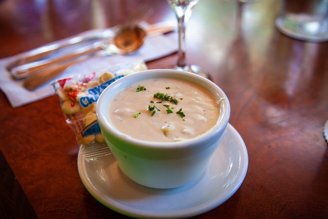 Kona Walking Food Tour - Hulihee Palace and Mokuaikaua Church in two-minute history stops