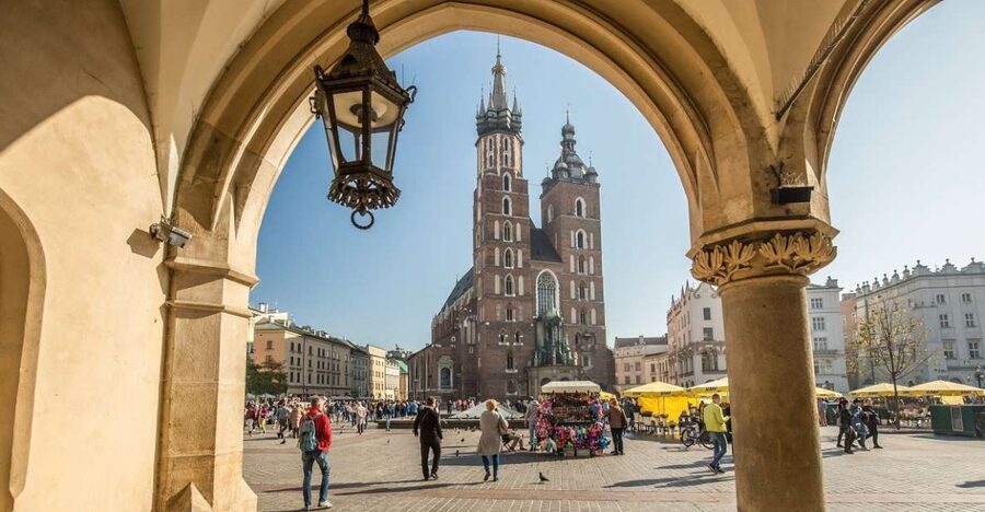 Krakow: Traditional Street Food Walking Tour - Starting beneath Saint Mary’s Church