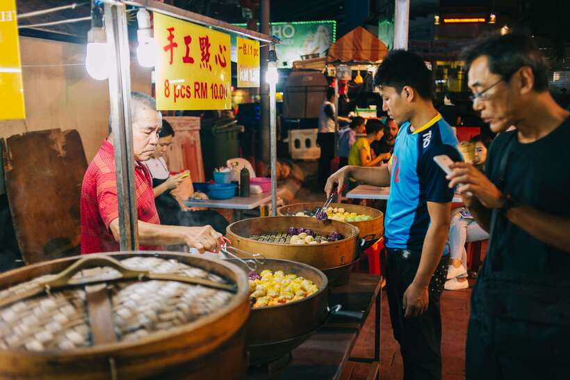 Kuala Lumpur: Local Street Food Night Tour - What your guide adds to the night