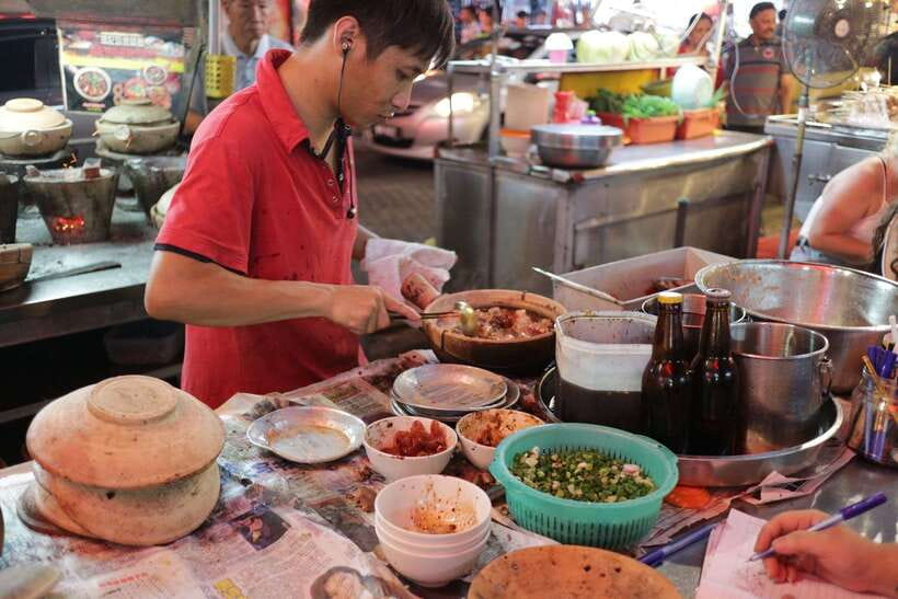 Kuala Lumpur: Nightlife Street Food Tour with 6 Tastings - Chinatown brings the biggest stretch of food and atmosphere