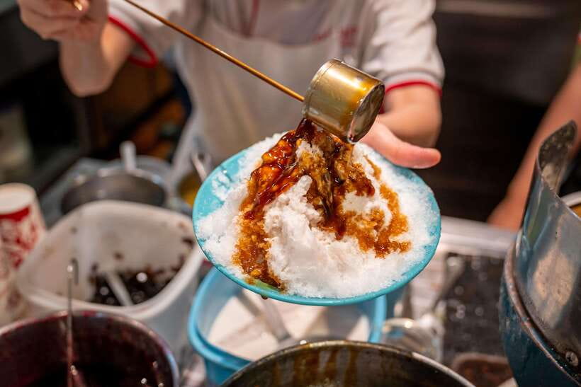 Kuala Lumpur: Nightlife Street Food Tour with 6 Tastings - Lot 10 Hutong begins the evening with cendol