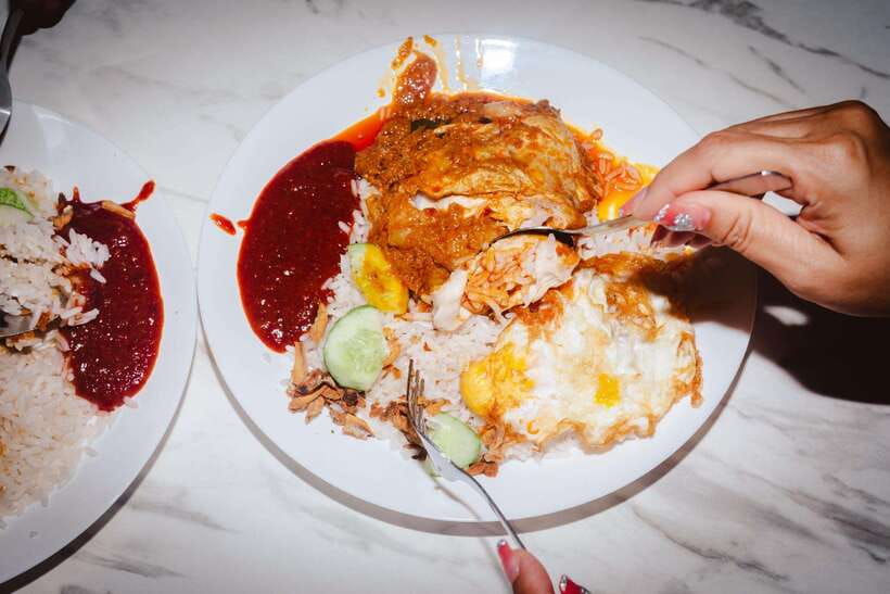 Kuala Lumpur: Sambal Street Food Tour with 15+ Tastings - Roti canai and the pleasures of fresh bread