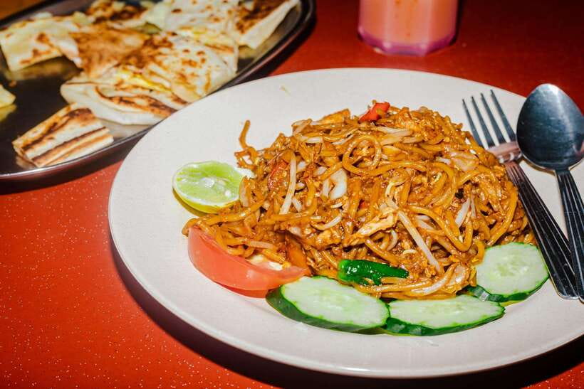 Kuala Lumpur: Sambal Street Food Tour with 15+ Tastings - Cooling desserts, fruit, and the durian question