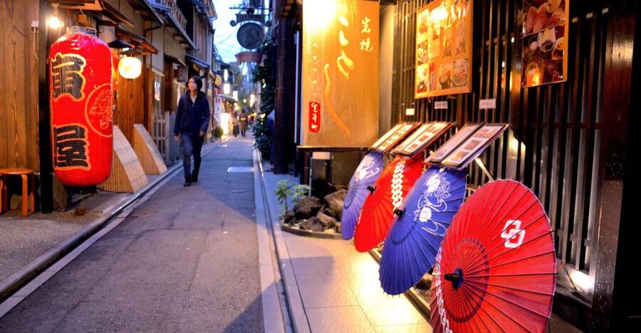 Kyoto: Casual Pontocho Evening Food Tour - Starting beside the Izumo-no-Okuni statue