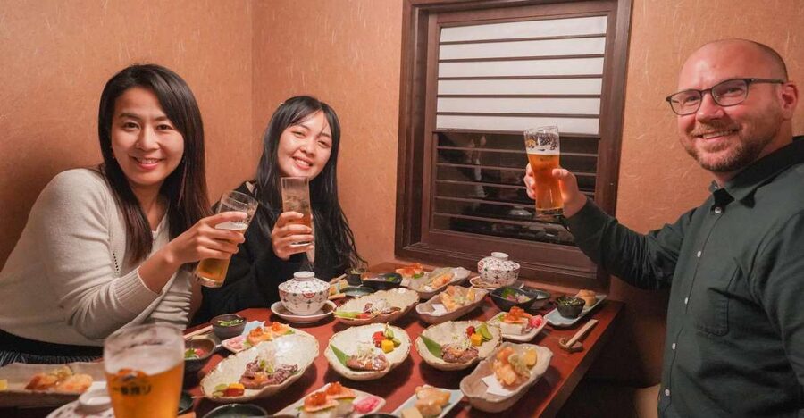 Kyoto: Foodie Night Tour in Gion with 9 dishes + 6 Sake - Six sake samples and the value of guided tasting