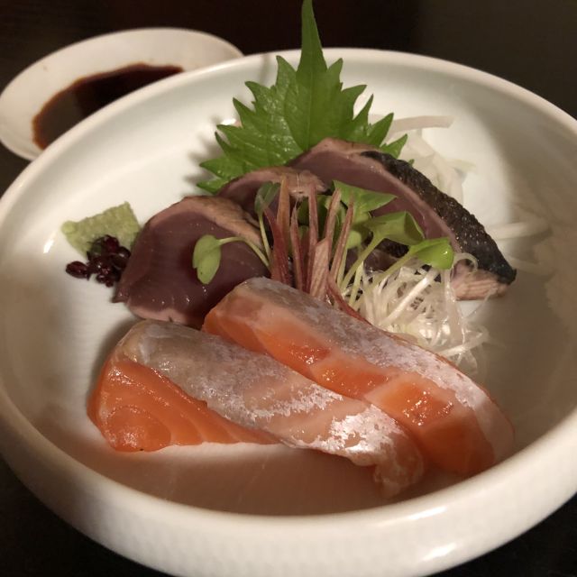 Kyoto: Foodie Night Tour in Gion with 9 dishes + 6 Sake - Kyoto dessert in a traditional building