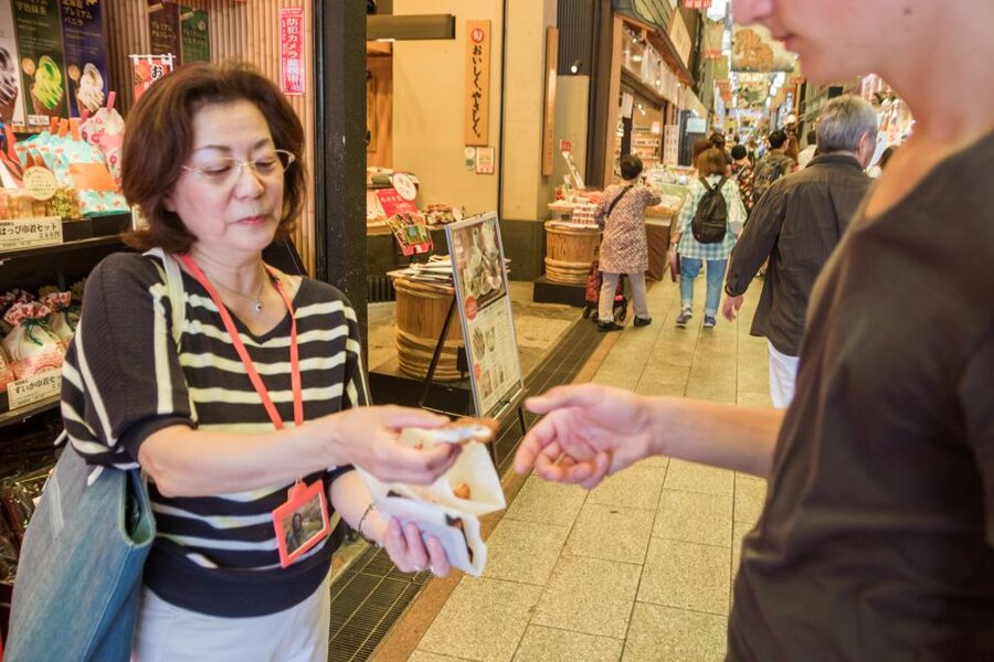 Kyoto: Nishiki Market Food Tour - Seafood, snacks, pickles, sweets, and tea
