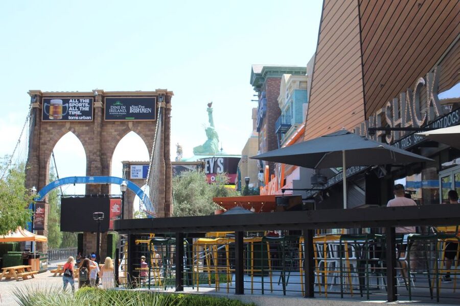 Las Vegas: Foodie Walking Tour on The Strip with Tastings - Who should book this experience?