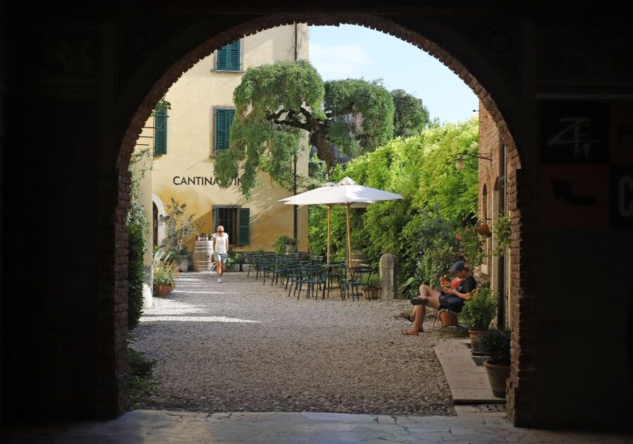 Lazise: Historical Center Wine Tasting Tour - Six Glasses, From Fresh Whites to Serious Reds