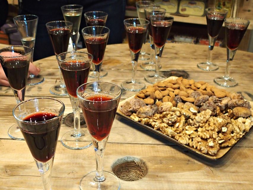 Lisbon: Evening Local Food Crawl with Drink Pairings - The guide shapes the evening