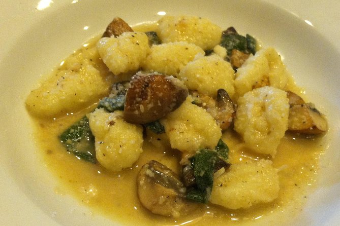 Little Italy Neighborhood Food Tour of Cleveland - What the guides add to the experience