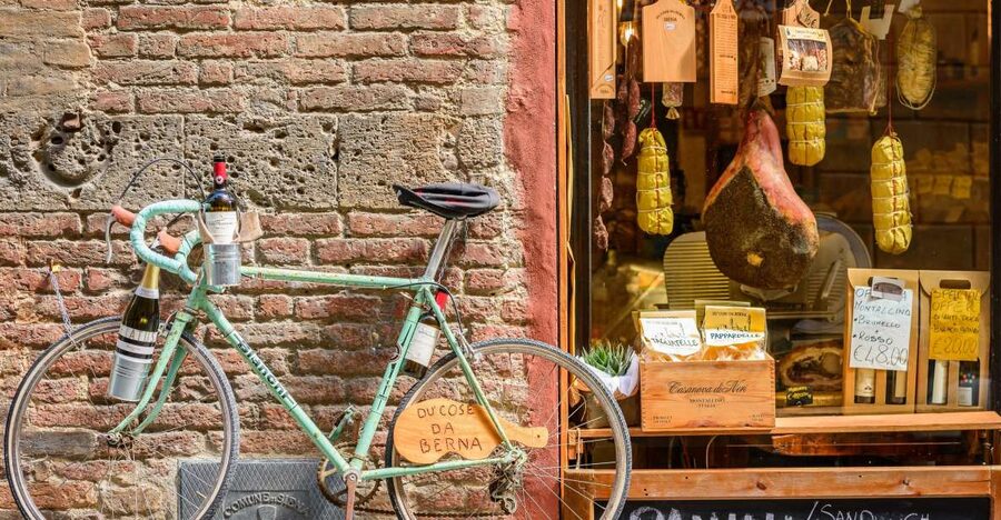 Lucca: Guided Food Walking Tour with Tastings - The cafe stop and the smaller Tuscan treats
