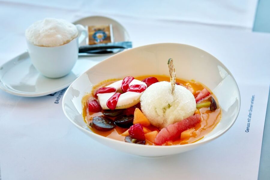 Lucerne: Lake Lucerne 1st Class Cruise with Gourmet Lunch - Leaving Lucerne: the opening views