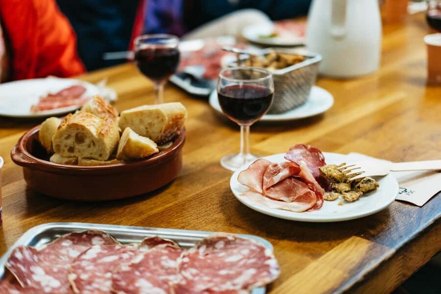 Lyon: Vieux Lyon Food Tasting Walking Tour - Why Vieux Lyon makes such a good food tour setting