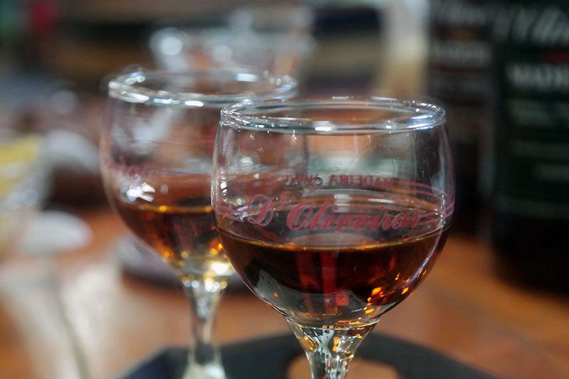 Madeira: Food and Wine Walking Tour in Funchal - Carne Vinho e Alhos and bolo do caco
