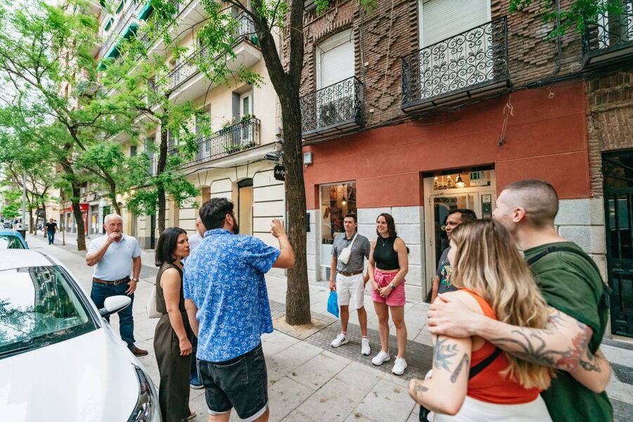 Madrid: Food & Wine Tour with 10 Tapas & 4 Drinks Included - The guides make the difference