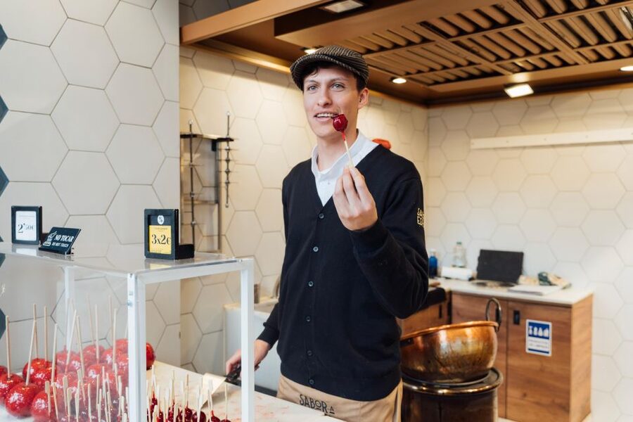 Madrid Guided Food Tour with Tapas and Spanish Wine - Madrid de los Austrias and the finish at Plaza Mayor