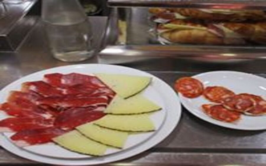 Madrid: Old Madrid Walking Food and Wine Tour - Carmen’s Guiding Style