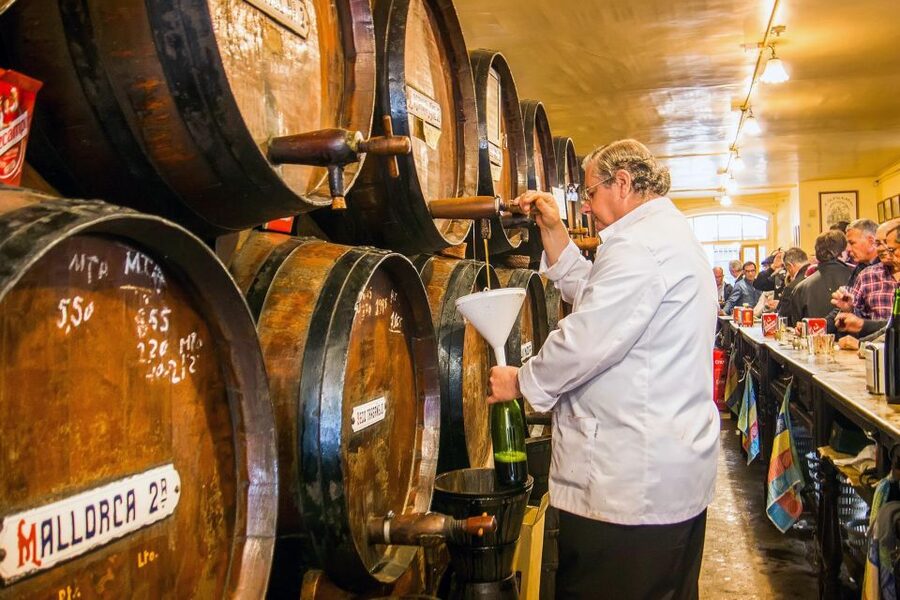 Malaga: PREMIUM TAPAS TOUR Paella, Tapas, Winery & Flamenco - The guides make or break the evening