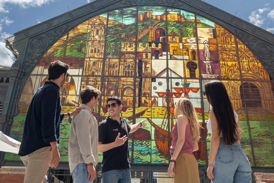 Málaga: Tapas, Wine & Rooftops Private Tour - El Pimpi adds a famous Málaga address