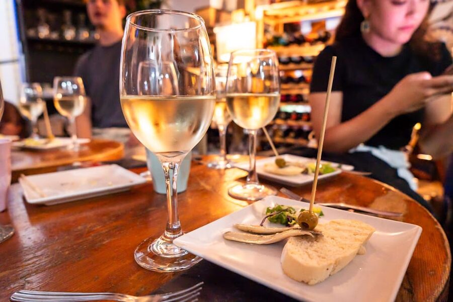 Malaga: Wine and Tapas Tour with Tastings and Drinks - Stop one: a traditional bar and your first tapas