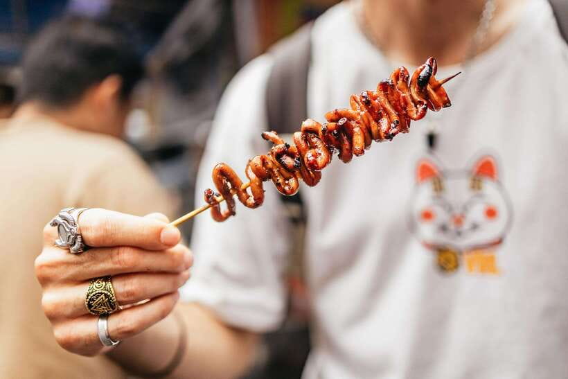 Manila: Street Food and Drinks Walking Tour with Tastings - Savory stops with kwek kwek, siomai, and noodles